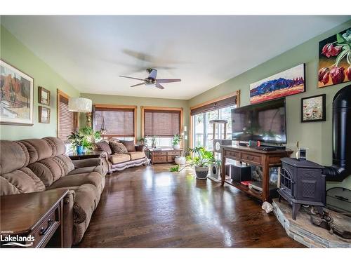 431 Concession 17 West, Tiny, ON - Indoor Photo Showing Living Room