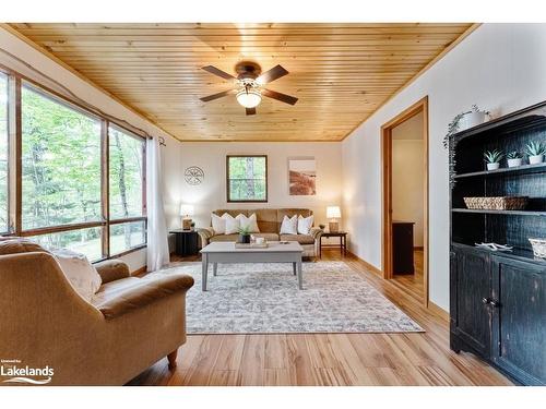 295 North Menominee Lake Road, Huntsville, ON - Indoor Photo Showing Living Room