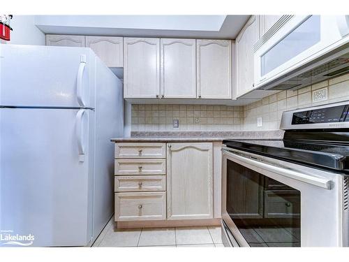 216-16 Westbury Road, Wasaga Beach, ON - Indoor Photo Showing Kitchen