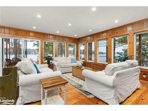 928 Jones Lane, Huntsville, ON - Indoor Photo Showing Living Room