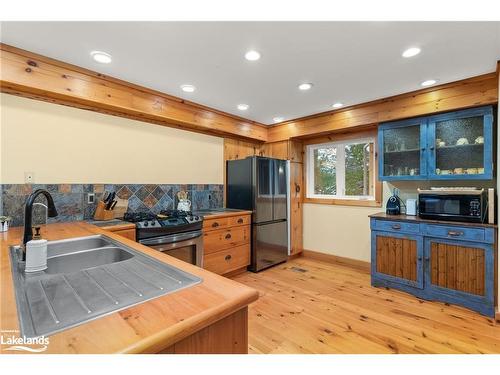 928 Jones Lane, Huntsville, ON - Indoor Photo Showing Kitchen With Double Sink