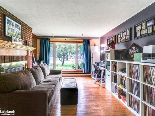 720 Muskoka Beach Road, Gravenhurst, ON - Indoor Photo Showing Living Room With Fireplace