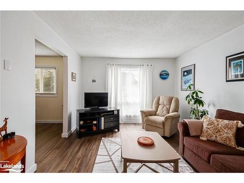 29 Courtice Crescent, Collingwood, ON - Indoor Photo Showing Living Room