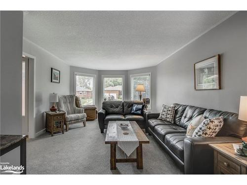 100 Peel Street, Penetanguishene, ON - Indoor Photo Showing Living Room