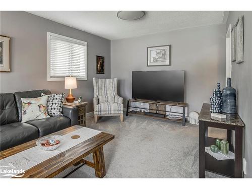 100 Peel Street, Penetanguishene, ON - Indoor Photo Showing Living Room