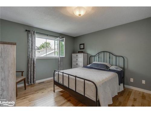 100 Peel Street, Penetanguishene, ON - Indoor Photo Showing Bedroom