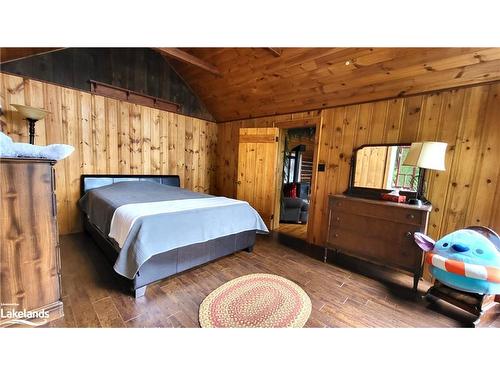 163 Oudaze Lake Rd Road, Huntsville, ON - Indoor Photo Showing Bedroom