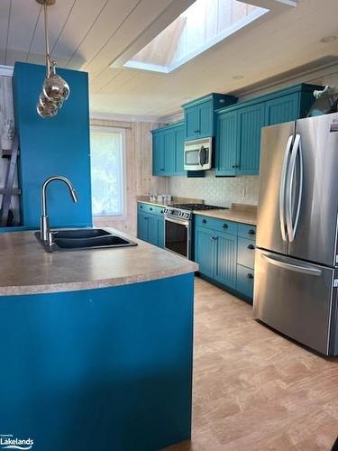 163 Oudaze Lake Rd Road, Huntsville, ON - Indoor Photo Showing Kitchen