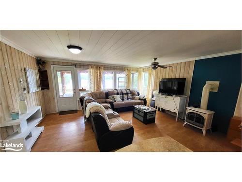 163 Oudaze Lake Rd Road, Huntsville, ON - Indoor Photo Showing Living Room