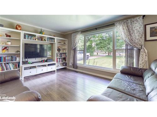 281 Sunnidale Street, Stayner, ON - Indoor Photo Showing Living Room