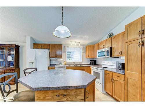 23 Indiana Avenue, Wasaga Beach, ON - Indoor Photo Showing Kitchen