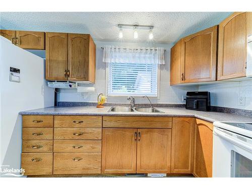 23 Indiana Avenue, Wasaga Beach, ON - Indoor Photo Showing Kitchen With Double Sink