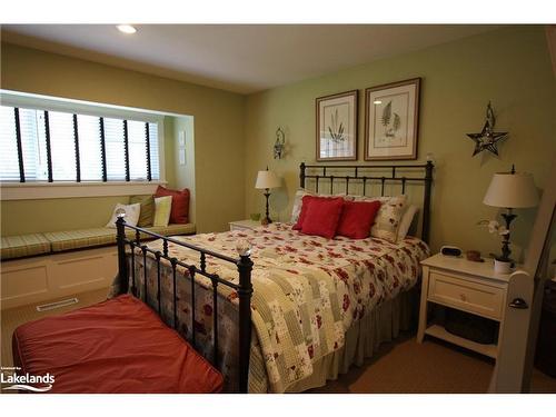 Villa 13, Week 8-1020 Birch Glen Road, Baysville, ON - Indoor Photo Showing Bedroom