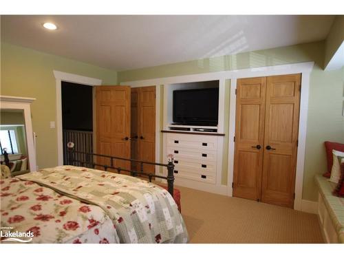 Villa 13, Week 8-1020 Birch Glen Road, Baysville, ON - Indoor Photo Showing Bedroom