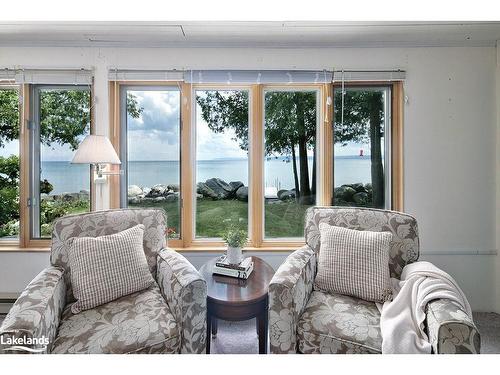 313 Cedar Ave, Meaford, ON - Indoor Photo Showing Living Room