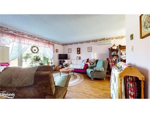 14 Seneca Crescent, Tiny, ON - Indoor Photo Showing Living Room