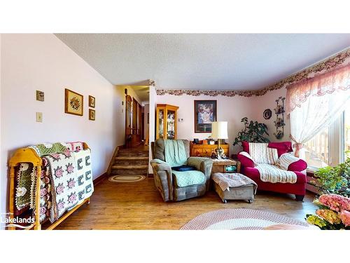 14 Seneca Crescent, Tiny, ON - Indoor Photo Showing Living Room