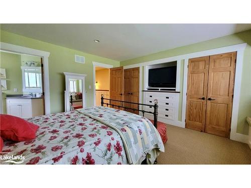 V9 W5-1020 Birch Glen Road, Baysville, ON - Indoor Photo Showing Bedroom