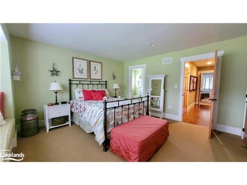 V9 W5-1020 Birch Glen Road, Baysville, ON - Indoor Photo Showing Bedroom