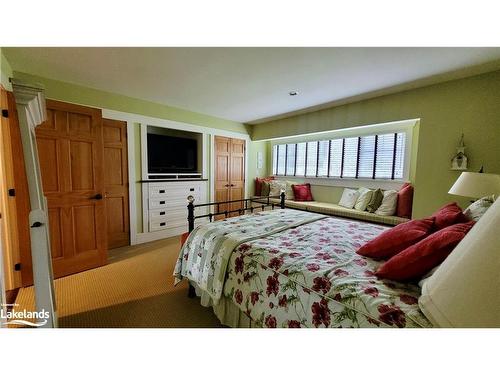 V9 W5-1020 Birch Glen Road, Baysville, ON - Indoor Photo Showing Bedroom