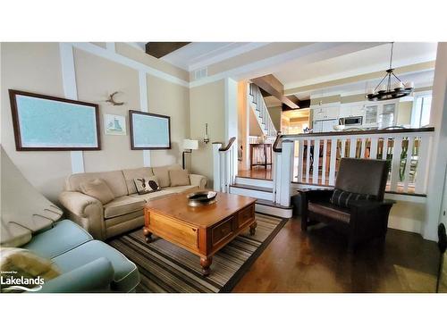 V9 W5-1020 Birch Glen Road, Baysville, ON - Indoor Photo Showing Living Room