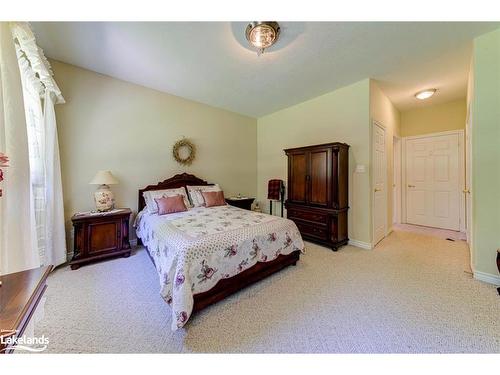 26 Fairway Crescent, Wasaga Beach, ON - Indoor Photo Showing Bedroom