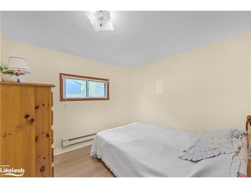 34 Nancy Street, Wasaga Beach, ON - Indoor Photo Showing Bedroom
