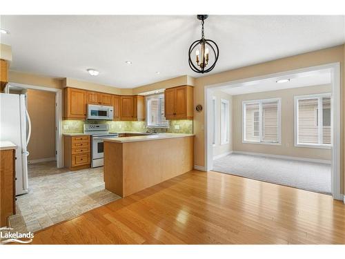 12 Virginia Avenue, Wasaga Beach, ON - Indoor Photo Showing Kitchen