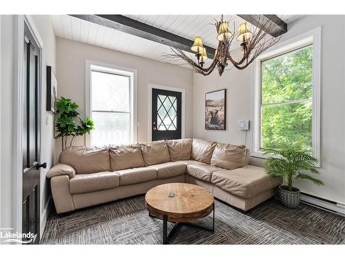 17 West Street N, Huntsville, ON - Indoor Photo Showing Living Room