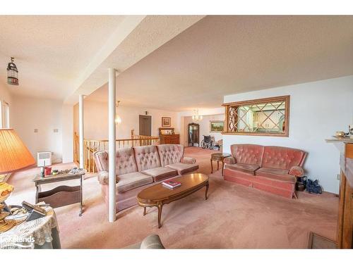 1015 Blackberry Lane, Minden, ON - Indoor Photo Showing Living Room