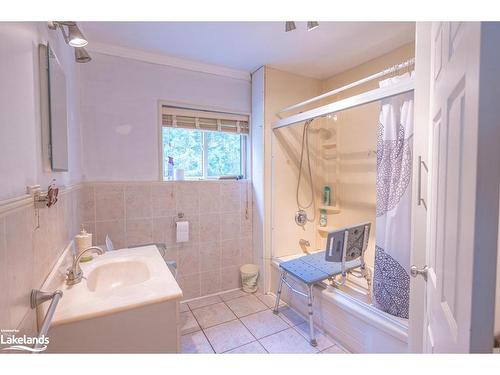 1015 Blackberry Lane, Minden, ON - Indoor Photo Showing Bathroom