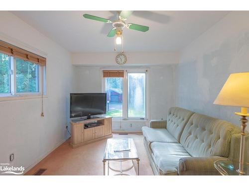 1015 Blackberry Lane, Minden, ON - Indoor Photo Showing Living Room