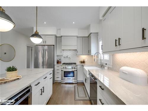 75 Selkirk Drive, Huntsville, ON - Indoor Photo Showing Kitchen With Upgraded Kitchen