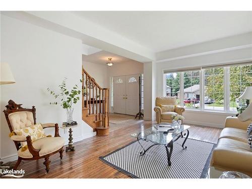 8 Kirbys Way, Huntsville, ON - Indoor Photo Showing Living Room