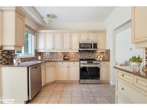 8 Kirbys Way, Huntsville, ON - Indoor Photo Showing Kitchen With Upgraded Kitchen