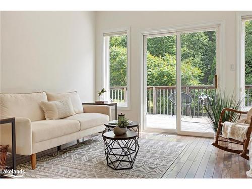 8 Kirbys Way, Huntsville, ON - Indoor Photo Showing Living Room