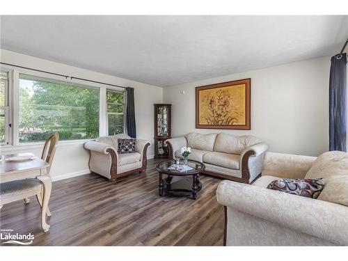 248 Wellington Street E, Barrie, ON - Indoor Photo Showing Living Room