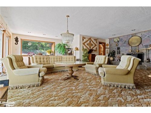 303 Etwell Road, Huntsville, ON - Indoor Photo Showing Living Room