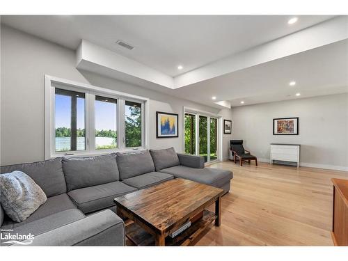 4318 Glamorgan Road, Dysart, ON - Indoor Photo Showing Living Room