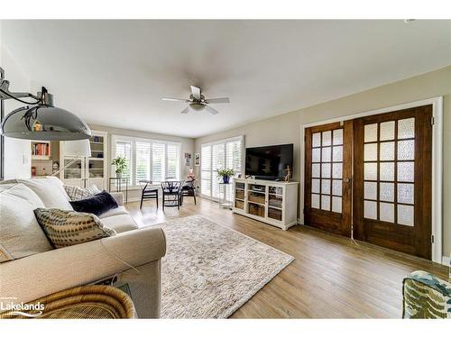 599 Mosley Street, Wasaga Beach, ON - Indoor Photo Showing Living Room