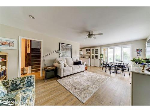 599 Mosley Street, Wasaga Beach, ON - Indoor Photo Showing Living Room