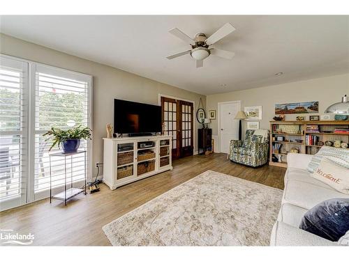 599 Mosley Street, Wasaga Beach, ON - Indoor Photo Showing Living Room