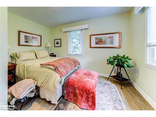 599 Mosley Street, Wasaga Beach, ON - Indoor Photo Showing Bedroom