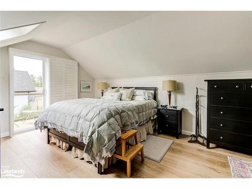 599 Mosley Street, Wasaga Beach, ON - Indoor Photo Showing Bedroom