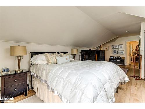 599 Mosley Street, Wasaga Beach, ON - Indoor Photo Showing Bedroom