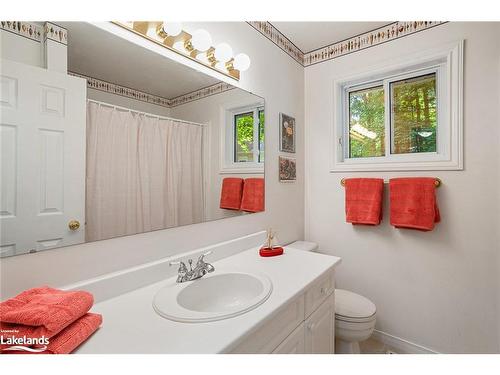 1096 Farmer Hays Drive, Dorset, ON - Indoor Photo Showing Bathroom