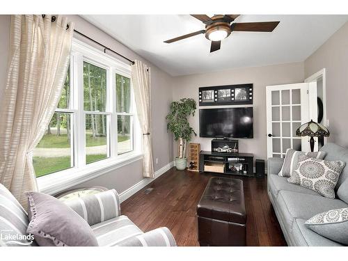 058151 12Th Line, Meaford, ON - Indoor Photo Showing Living Room