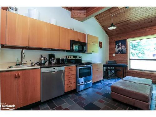 24 47Th Street N, Wasaga Beach, ON - Indoor Photo Showing Kitchen