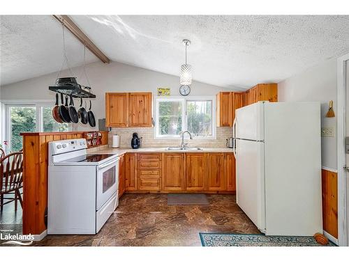 95 42Nd Street S, Wasaga Beach, ON - Indoor Photo Showing Kitchen With Double Sink