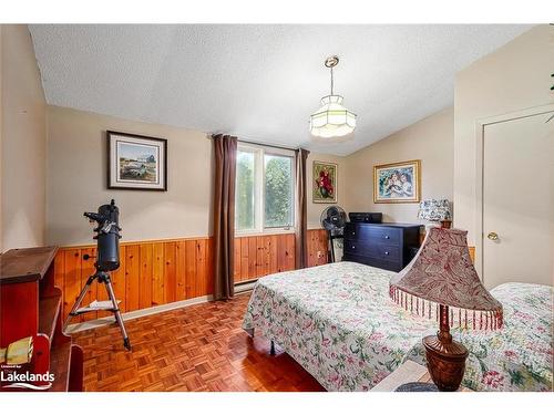 95 42Nd Street S, Wasaga Beach, ON - Indoor Photo Showing Bedroom